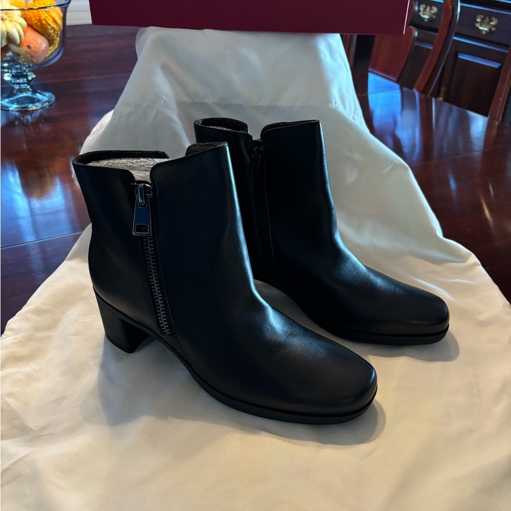 Munro BLACK LEATHER BOOTIE - nib - size 10 narrow